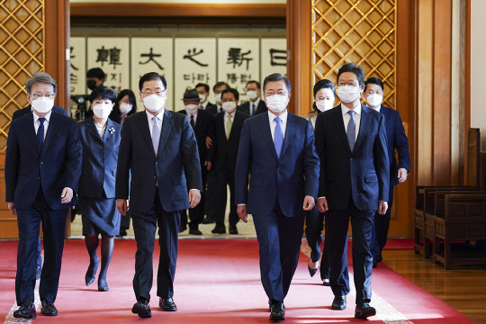 문재인 대통령이 정의용 신임 국무위원들에게 임명장을 수여하기 위해 청와대 경내를 이동하는 모습. 청와대 제공.